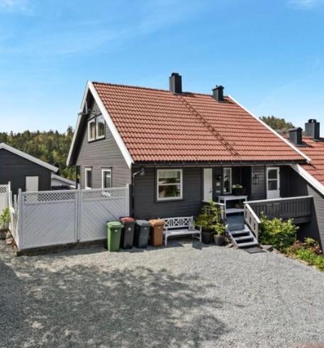 Sjarmerende Familievennlig Hus Med 2 Soverom Kristiansand Esterno foto